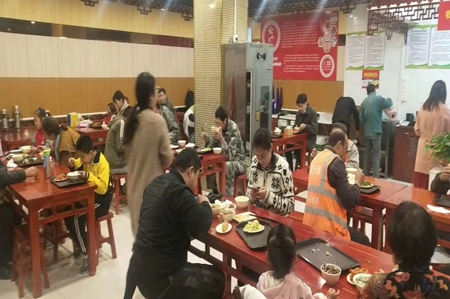聚成超益兴店内火爆场面！