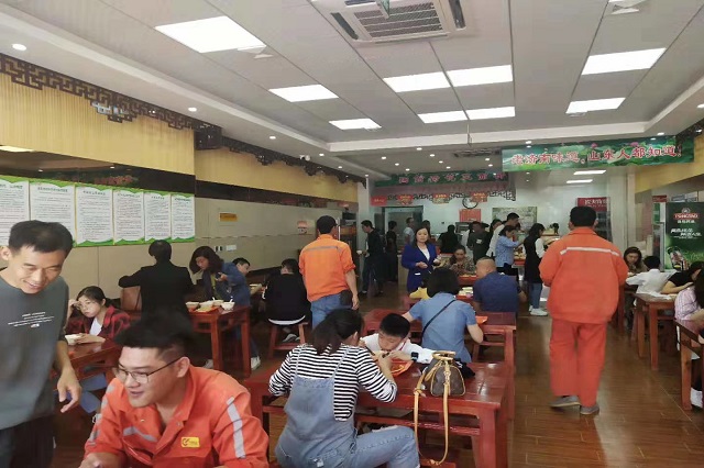 聚成超益兴快餐店场面火爆！