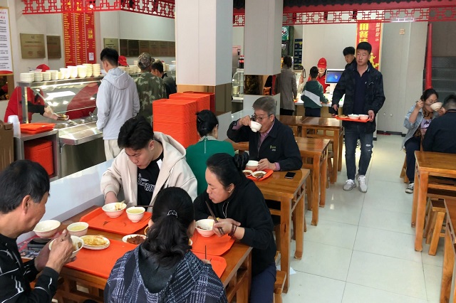 聚成超益兴店内场面火爆进行中！