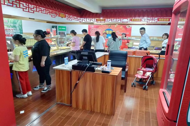 聚成超益兴店内场面火爆！