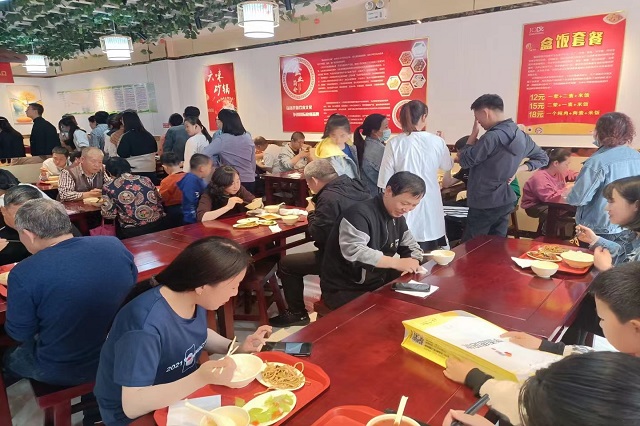 聚成超益兴店内场面火爆l来袭！